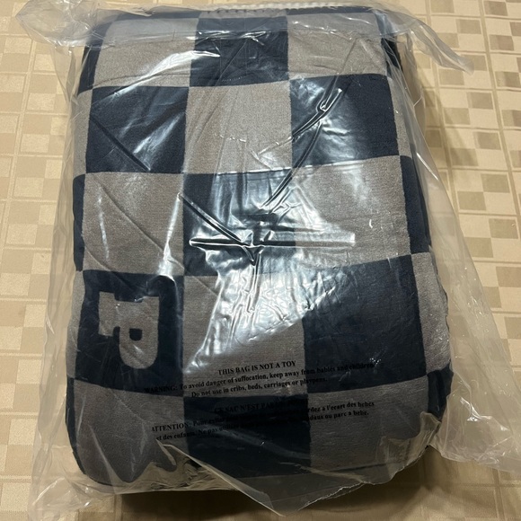 Pink By VICTORIA'S SECRET Sherpa Blanket  Throw Checkered Black Friday 2023 NEW - Picture 3 of 3